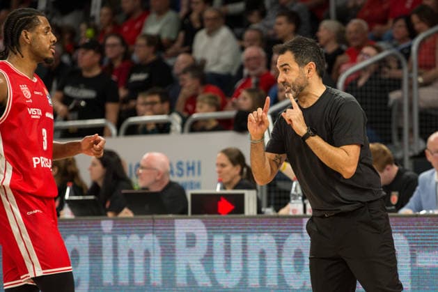 Bamberg, Germany, September 26, 2026, 1 BBL 2026–2027, Game 3: BMA365 Bamberg Baskets vs. MHP Riesen Ludwigsburg. Pictured: Jordan Wright of Bamberg receiving instructions from coach Jesus Ramirez at the Brose Arena in Bavaria. Copyright: xFotostandx xSchmittx