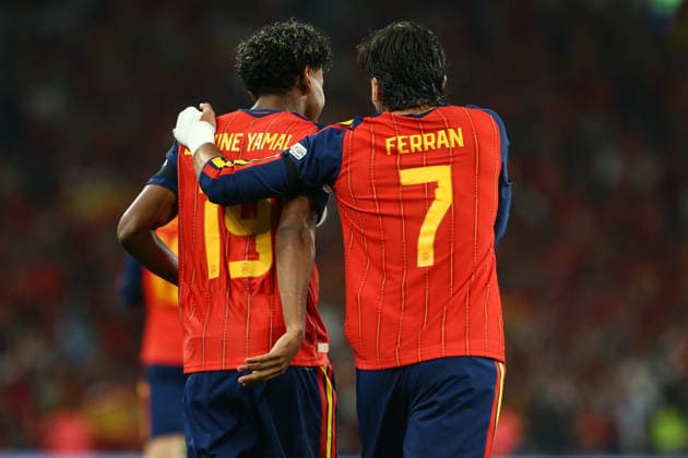 LONDON, ENGLAND, SEPTEMBER 26: Lamine Yamal (L) and Ferran Torres (L) of Spain celebrate Spains opening goal during a UEFA Nations League Group 3 match between England and Spain at the Wembley Stadium on September 26, 2026 in London, England. (Photo by Zach Forster Sports Press Photo) Copyright: xZachxForster SportsxPressxPhotox Sportspressphoto_SPR240344