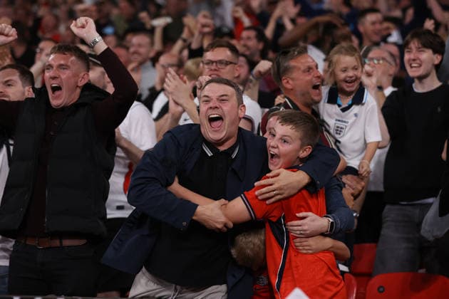 England gegen Spanien, 26. September 2026, London, UEFA Nations League: England gegen Spanien – Englische Fans feiern ihr Tor. Foto: Jacques Feeney, Abseits, London, Großbritannien  Copyright: xJacquesxFeeneyx xOffsidexOffside