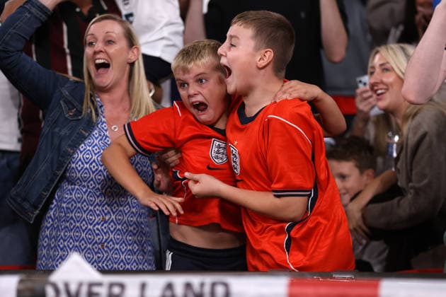 England gegen Spanien, 26. September 2026, London, UEFA Nations League: England gegen Spanien – Englische Fans feiern ihr Tor. Foto: Jacques Feeney, Abseits, London, Großbritannien  Copyright: xJacquesxFeeneyx xOffsidexOffside