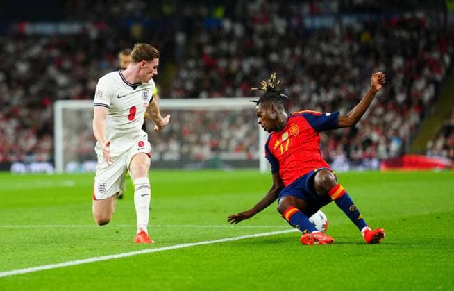 Nico Williams of Spain loses his footing whilst on the attack and hands posession to Elliot Anderson of England who sets up the equalising goal scored by Anthony Gordon via a Jude Bellingham assist England v Spain, UEFA Nations League, Football, Wembley Stadium, London, UK - 26 Sep 2026London Wembley Stadium United Kingdom  Copyright: xJavierxGarcia Shutterstockx 17171102ap
