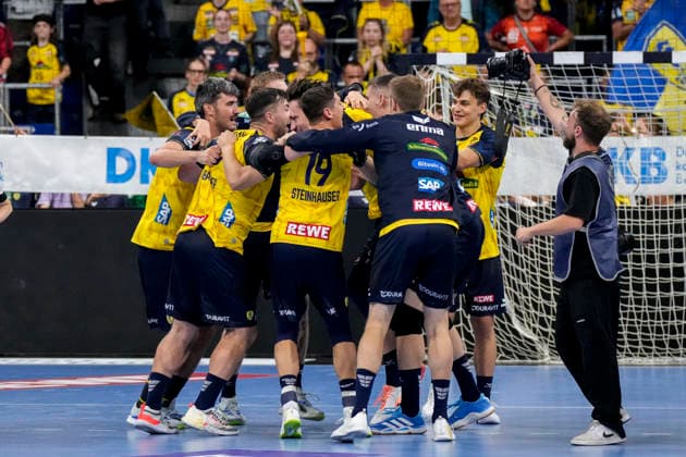 Rhein-Neckar Löwen players, celebrating after the final whistle, joy over the victory, winners, celebrating, cheering, happy, positive, delighted, optimistic, highlight, action, September 26, 2026, Mannheim, Germany, handball, Bundesliga, Rhein-Neckar Löwen vs. MT Melsungen xozx