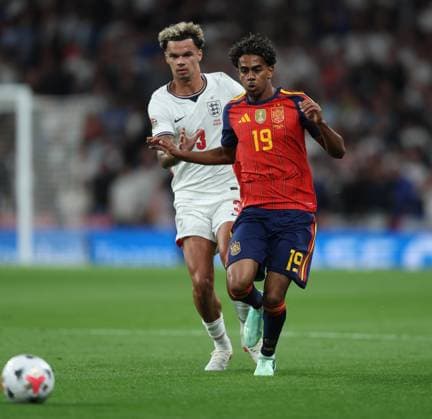 UEFA Nations League - England v Spain LONDON, ENGLAND, SEPTEMBER 26: Lamine Yamal of Spain national team, Nationalteam battles for the ball with Nico O Reilly of England National Team during The UEFA Nations League Group Stage match in Group C3 between England v Spain at Wembley Stadium, London, England, on September 26. (Photo by Daniel Weir) London Wembley Stadium England Copyright: xDanielxWeir SportsxPressxPhotox Sportspressphoto_SPR240368