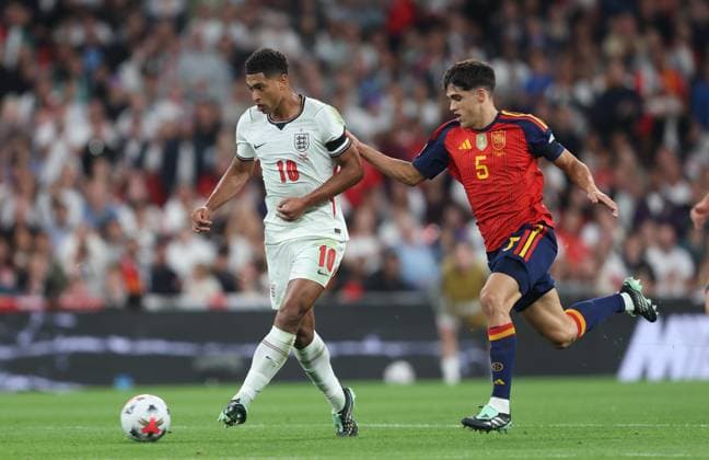 UEFA Nations League - England v Spain LONDON, ENGLAND, SEPTEMBER 26: Jude Bellingham of England national team, Nationalteam plays a through ball to Anthony Gordon of England National Team under pressure from Pau Cubarsi of Spain National Team ahead of scoring a goal to make the score 1-1 during The UEFA Nations League Group Stage match in Group C3 between England v Spain at Wembley Stadium, London, England, on September 26. (Photo by Daniel Weir) London Wembley Stadium England Copyright: xDanielxWeir SportsxPressxPhotox Sportspressphoto_SPR240369