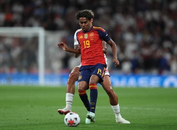 UEFA Nations League - England v Spain LONDON, ENGLAND, SEPTEMBER 26: Lamine Yamal of Spain national team, Nationalteam on the ball during The UEFA Nations League Group Stage match in Group C3 between England v Spain at Wembley Stadium, London, England, on September 26. (Photo by Daniel Weir) London Wembley Stadium England Copyright: xDanielxWeir SportsxPressxPhotox Sportspressphoto_SPR240370