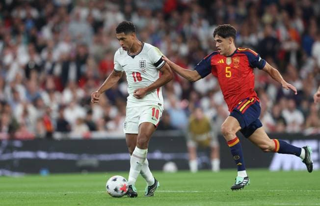 UEFA Nations League - England v Spain LONDON, ENGLAND, SEPTEMBER 26: Jude Bellingham of England national team, Nationalteam plays a through ball to Anthony Gordon of England National Team under pressure from Pau Cubarsi of Spain National Team ahead of scoring a goal to make the score 1-1 during The UEFA Nations League Group Stage match in Group C3 between England v Spain at Wembley Stadium, London, England, on September 26. (Photo by Daniel Weir) London Wembley Stadium England Copyright: xDanielxWeir SportsxPressxPhotox Sportspressphoto_SPR240375