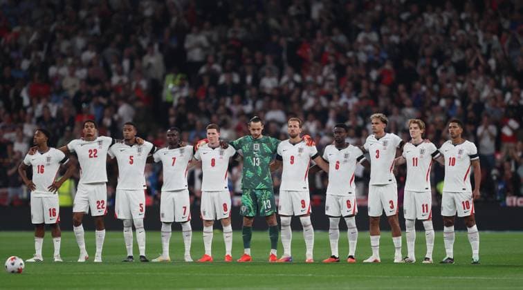 UEFA Nations League - England v Spain LONDON, ENGLAND, SEPTEMBER 26: England during a minutes silence ahead of kick off during The UEFA Nations League Group Stage match in Group C3 between England v Spain at Wembley Stadium, London, England, on September 26. (Photo by Daniel Weir) London Wembley Stadium England Copyright: xDanielxWeir SportsxPressxPhotox Sportspressphoto_SPR240376