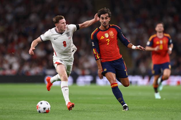 England gegen Spanien, 26. September 2026, London – UEFA Nations League: England gegen Spanien. Elliot Anderson (England) und Ferran Torres (Spanien). Foto: Jacques Feeney. Abseits. London, Großbritannien  Copyright: xJacquesxFeeneyx xOffsidexOffside