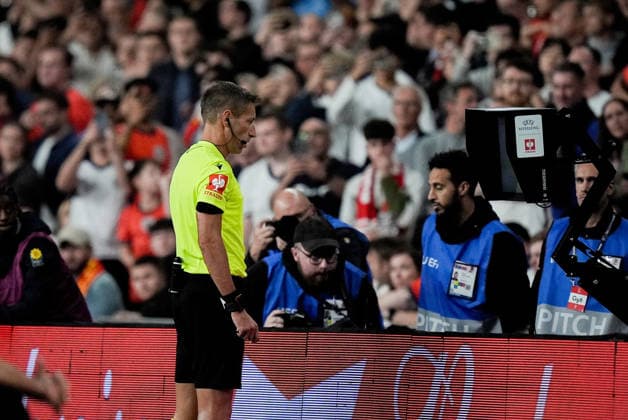 UEFA Nations League: England v Spain Referee Davide Massa check the s screen after a VAR review during the UEFA Nations League match England vs Spain at Wembley Stadium, London, United Kingdom on 26 September 2026 (Photo by Maynard Manyowa News Images) London Wembley Stadium Greater London United Kingdom Copyright: xMaynardxManyowa NewsxImagesx