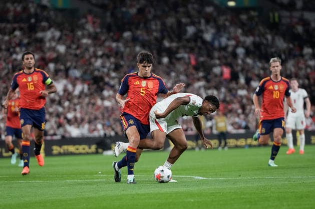 UEFA Nations League: England v Spain Myles Lewis-Skelly of England battles for the ball Pau Cubarsi of Spain during the UEFA Nations League match England vs Spain at Wembley Stadium, London, United Kingdom on 26 September 2026 (Photo by Maynard Manyowa News Images) London Wembley Stadium Greater London United Kingdom Copyright: xMaynardxManyowa NewsxImagesx