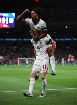 Anthony Gordon of England celebrates with Jude Bellingham after he scores an equalising goal to make it 1-1 England v Spain - UEFA Nations League - League A - Group 3. Football. Wembley Stadium, London, UK. 26 SEP 2026Wembley Wembley Stadium LONDON United Kingdom  Copyright: xJASONPIX Shutterstockx 17171351q