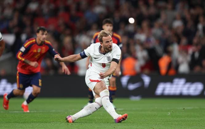 UEFA Nations League - England v Spain LONDON, ENGLAND, SEPTEMBER 26: Harry Kane of England national team, Nationalteam misses a penalty kick during The UEFA Nations League Group Stage match in Group C3 between England v Spain at Wembley Stadium, London, England, on September 26. (Photo by Daniel Weir) London Wembley Stadium England Copyright: xDanielxWeir SportsxPressxPhotox Sportspressphoto_SPR240396