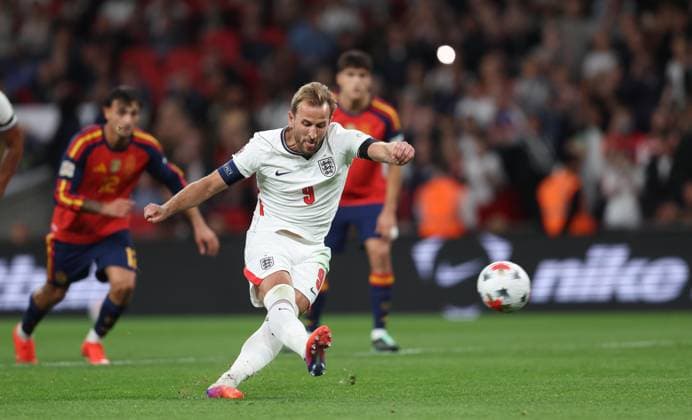 UEFA Nations League - England v Spain LONDON, ENGLAND, SEPTEMBER 26: Harry Kane of England national team, Nationalteam misses a penalty kick during The UEFA Nations League Group Stage match in Group C3 between England v Spain at Wembley Stadium, London, England, on September 26. (Photo by Daniel Weir) London Wembley Stadium England Copyright: xDanielxWeir SportsxPressxPhotox Sportspressphoto_SPR240398