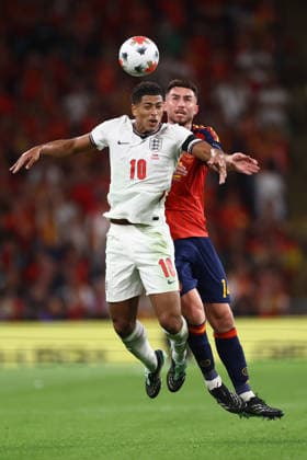 England gegen Spanien, 26. September 2026, London, UEFA Nations League, England gegen Spanien: Jude Bellingham (England) wird von Aymeric Laporte (Spanien) gefoult. Foto: Jacques Feeney, Abseits, London, Großbritannien  Copyright: xJacquesxFeeneyx xOffsidexOffside