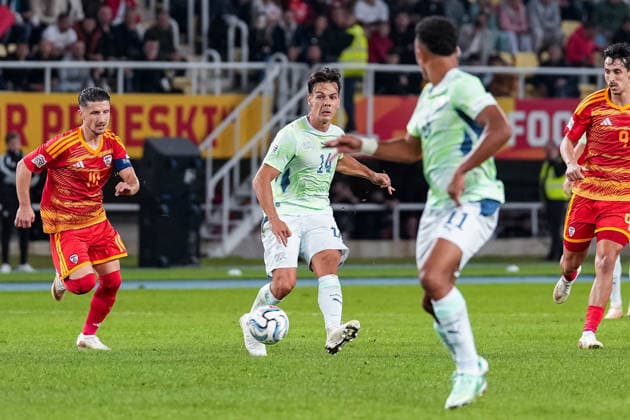 Soccer: UEFA Nations League 2026–2027, September 26, 2026, North Macedonia vs. Switzerland, National Arena Todor Proeski: Enis Bardhi (10), North Macedonia; Ardon Jashari (14), Switzerland, passes the ball to Dan Ndoye (11), Switzerland Copyright: xValentinxDomgjonix