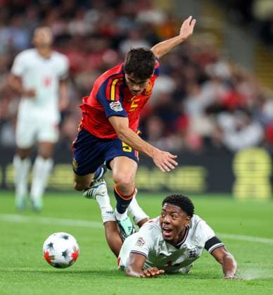 Myles Lewis-Skelly of England competes for the ball with Pau Cubarsi of Spain England v Spain, UEFA Nations League 2026 27 Group A3, Football, Wembley Stadium, London, UK, 26 09 2026 - 26 Sep 2026London Wembley Stadium England United Kingdom  Copyright: xHanc WiredxPhotos Shutterstockx 17171296bg