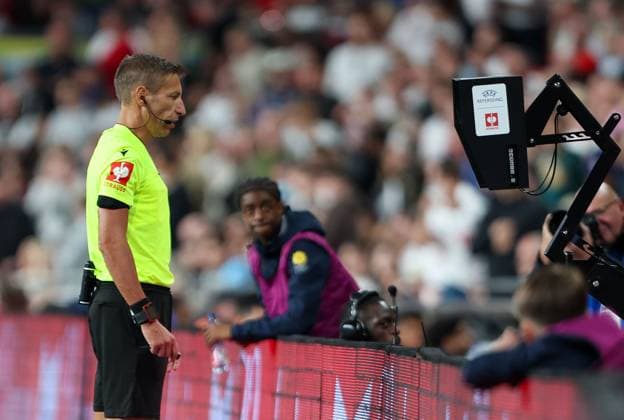 Referee Davide Massa checks on the pitch side screen before awarding England a penalty after a VAR check England v Spain, UEFA Nations League 2026 27 Group A3, Football, Wembley Stadium, London, UK, 26 09 2026 - 26 Sep 2026London Wembley Stadium England United Kingdom  Copyright: xHanc WiredxPhotos Shutterstockx 17171296bj