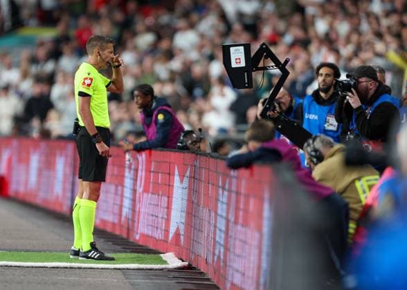 Referee Davide Massa checks on the pitch side screen before awarding England a penalty after a VAR check England v Spain, UEFA Nations League 2026 27 Group A3, Football, Wembley Stadium, London, UK, 26 09 2026 - 26 Sep 2026London Wembley Stadium England United Kingdom  Copyright: xHanc WiredxPhotos Shutterstockx 17171296bk