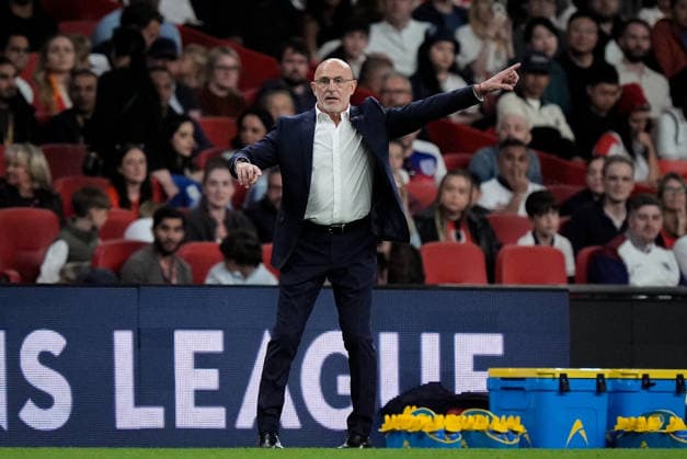 UEFA Nations League: England v Spain Luis de la Fuente manager of Spain gives his team instructions during the UEFA Nations League match England vs Spain at Wembley Stadium, London, United Kingdom on 26 September 2026 (Photo by Maynard Manyowa News Images) London Wembley Stadium Greater London United Kingdom Copyright: xMaynardxManyowa NewsxImagesx