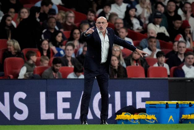 UEFA Nations League: England v Spain Luis de la Fuente manager of Spain gives his team instructions during the UEFA Nations League match England vs Spain at Wembley Stadium, London, United Kingdom on 26 September 2026 (Photo by Maynard Manyowa News Images) London Wembley Stadium Greater London United Kingdom Copyright: xMaynardxManyowa NewsxImagesx