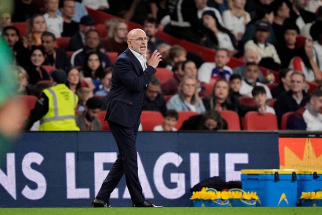 UEFA Nations League: England v Spain Luis de la Fuente manager of Spain gives his team instructions during the UEFA Nations League match England vs Spain at Wembley Stadium, London, United Kingdom on 26 September 2026 (Photo by Maynard Manyowa News Images) London Wembley Stadium Greater London United Kingdom Copyright: xMaynardxManyowa NewsxImagesx