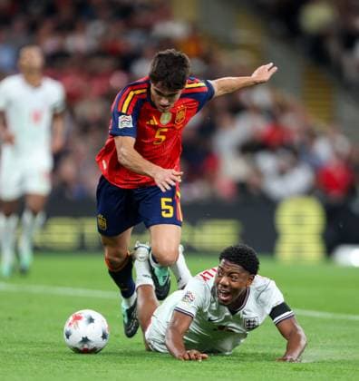 Myles Lewis-Skelly of England competes for the ball with Pau Cubarsi of Spain England v Spain, UEFA Nations League 2026 27 Group A3, Football, Wembley Stadium, London, UK, 26 09 2026 - 26 Sep 2026London Wembley Stadium England United Kingdom  Copyright: xHanc WiredxPhotos Shutterstockx 17171296be