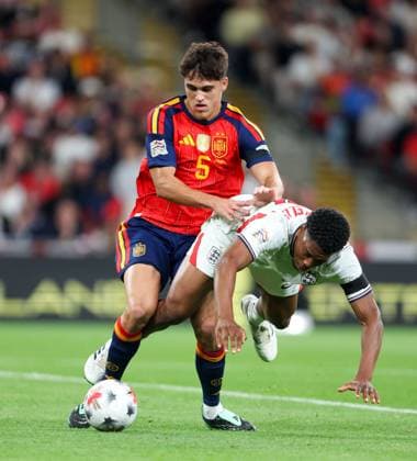 Myles Lewis-Skelly of England competes for the ball with Pau Cubarsi of Spain Myles Lewis-Skelly of England competes for the ball with Pau Cubarsi of Spain England v Spain, UEFA Nations League 2026 27 Group A3, Football, Wembley Stadium, London, UK, 26 09 2026 - 26 Sep 2026London Wembley Stadium England United Kingdom  Copyright: xHanc WiredxPhotos Shutterstockx 17171296bf