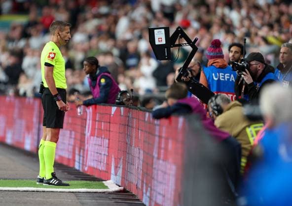 Referee Davide Massa checks on the pitch side screen before awarding England a penalty after a VAR check England v Spain, UEFA Nations League 2026 27 Group A3, Football, Wembley Stadium, London, UK, 26 09 2026 - 26 Sep 2026London Wembley Stadium England United Kingdom  Copyright: xHanc WiredxPhotos Shutterstockx 17171296bl