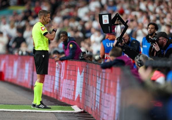Referee Davide Massa checks on the pitch side screen before awarding England a penalty after a VAR check England v Spain, UEFA Nations League 2026 27 Group A3, Football, Wembley Stadium, London, UK, 26 09 2026 - 26 Sep 2026London Wembley Stadium England United Kingdom  Copyright: xHanc WiredxPhotos Shutterstockx 17171296bm