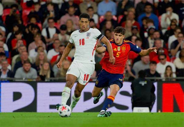 RECORD DATE NOT STATED Football - UEFA Nations League - Group A3 - England v Spain LONDON, ENGLAND - Saturday, September 26, 2026: England s Jude Bellingham (L) is challenged by Spain s Pau Cubarsi during the UEFA Nations League Group A3 match between England and Spain at Wembley Stadium. (Photo by Thomas Major Propaganda) LONDON Wembley Stadium GREATER LONDON ENGLAND  Copyright: xThomasxMajorx 2026-09-26-England_v_Spain-096