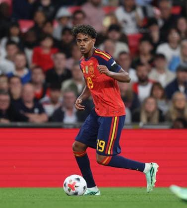 UEFA Nations League - England v Spain LONDON, ENGLAND, SEPTEMBER 26: Lamine Yamal of Spain national team, Nationalteam on the ball during The UEFA Nations League Group Stage match in Group C3 between England v Spain at Wembley Stadium, London, England, on September 26. (Photo by Daniel Weir) London Wembley Stadium England Copyright: xDanielxWeir SportsxPressxPhotox Sportspressphoto_SPR240403