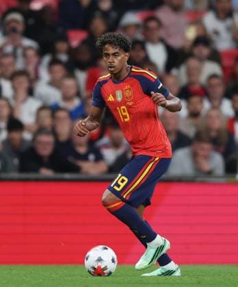 UEFA Nations League - England v Spain LONDON, ENGLAND, SEPTEMBER 26: Lamine Yamal of Spain national team, Nationalteam on the ball during The UEFA Nations League Group Stage match in Group C3 between England v Spain at Wembley Stadium, London, England, on September 26. (Photo by Daniel Weir) London Wembley Stadium England Copyright: xDanielxWeir SportsxPressxPhotox Sportspressphoto_SPR240409