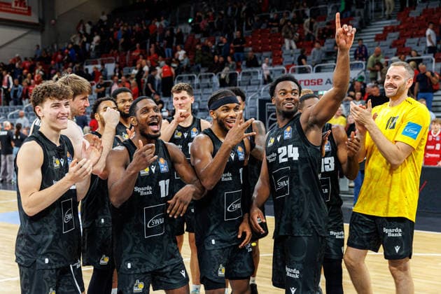 Team, squad, cheering, cheers, positive emotions, positive emotion, end of the game, BMA365 Bamberg Baskets vs. MHP RIESEN Ludwigsburg, basketball, easyCredit BBL, Matchday 3, September 26, 2026, BMA365 Bamberg Baskets vs. MHP RIESEN Ludwigsburg, basketball, easyCredit BBL, Matchday 3, September 26, 2026, Bamberg Copyright: xEibner-Pressefoto G.xSantemizx EP_EER