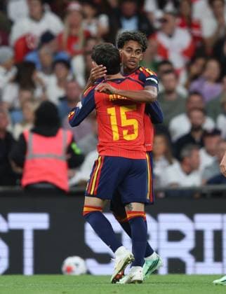 UEFA Nations League - England v Spain LONDON, ENGLAND, SEPTEMBER 26: GOAL 2-2, Alex Baena of Spain national team, Nationalteam goal celebration with Lamine Yamal of Spain National Team during The UEFA Nations League Group Stage match in Group C3 between England v Spain at Wembley Stadium, London, England, on September 26. (Photo by Daniel Weir) London Wembley Stadium England Copyright: xDanielxWeir SportsxPressxPhotox Sportspressphoto_SPR240415