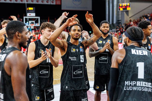 Ishmael Leggett of MHP Riesen Ludwigsburg, 05, celebrates; celebration; positive emotions; positive emotion; end of the game; team; BMA365 Bamberg Baskets vs. MHP RIESEN Ludwigsburg; basketball; easyCredit BBL; Matchday 3, September 26, 2026, BMA365 Bamberg Baskets vs. MHP RIESEN Ludwigsburg, basketball, easyCredit BBL, Matchday 3, September 26, 2026, Bamberg Copyright: xEibner-Pressefoto G.xSantemizx EP_EER