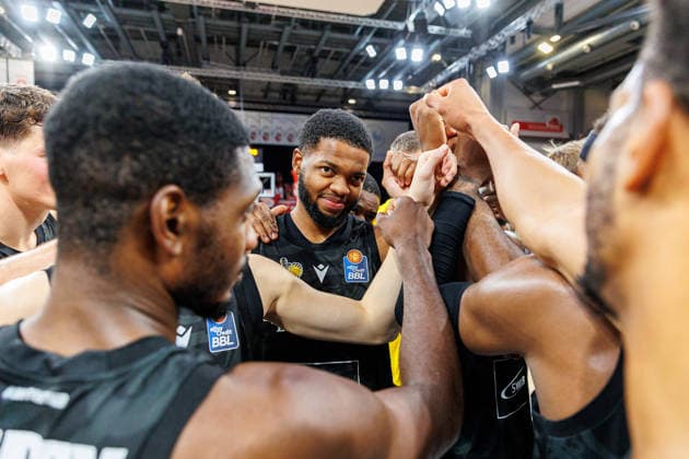 Team, squad, cheering, cheers, positive emotions, positive emotion, end of the game, BMA365 Bamberg Baskets vs. MHP RIESEN Ludwigsburg, basketball, easyCredit BBL, Matchday 3, September 26, 2026: BMA365 Bamberg Baskets vs. MHP RIESEN Ludwigsburg, basketball, easyCredit BBL, Matchday 3, September 26, 2026: Bamberg Copyright: xEibner-Pressefoto G.xSantemizx EP_EER
