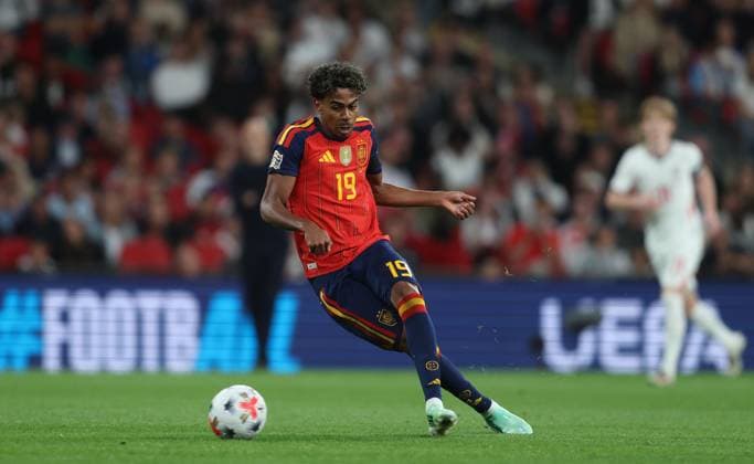 UEFA Nations League - England v Spain LONDON, ENGLAND, SEPTEMBER 26: Lamine Yamal of Spain national team, Nationalteam on the ball during The UEFA Nations League Group Stage match in Group C3 between England v Spain at Wembley Stadium, London, England, on September 26. (Photo by Daniel Weir) London Wembley Stadium England Copyright: xDanielxWeir SportsxPressxPhotox Sportspressphoto_SPR240416