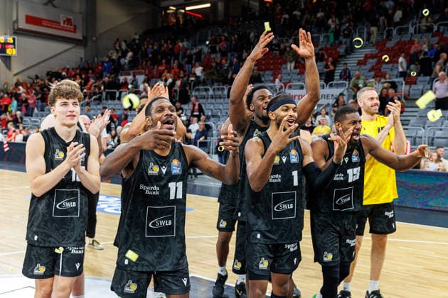 Team, squad, cheering, cheers, positive emotions, positive emotion, end of the game, BMA365 Bamberg Baskets vs. MHP RIESEN Ludwigsburg, basketball, easyCredit BBL, Matchday 3, September 26, 2026 BMA365 Bamberg Baskets vs. MHP RIESEN Ludwigsburg, basketball, easyCredit BBL, Matchday 3, September 26, 2026 Bamberg Copyright: xEibner-Pressefoto G.xSantemizx EP_EER