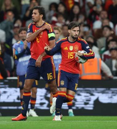 UEFA Nations League - England v Spain LONDON, ENGLAND, SEPTEMBER 26: GOAL 2-2, Alex Baena of Spain national team, Nationalteam goal celebration with Rodri of Spain National Team during The UEFA Nations League Group Stage match in Group C3 between England v Spain at Wembley Stadium, London, England, on September 26. (Photo by Daniel Weir) London Wembley Stadium England Copyright: xDanielxWeir SportsxPressxPhotox Sportspressphoto_SPR240417