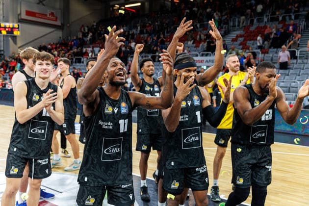 Team, squad, cheering, cheers, positive emotions, positive emotion, end of the game, BMA365 Bamberg Baskets vs. MHP RIESEN Ludwigsburg, basketball, easyCredit BBL, Matchday 3, September 26, 2026 BMA365 Bamberg Baskets vs. MHP RIESEN Ludwigsburg, basketball, easyCredit BBL, Matchday 3, September 26, 2026 Bamberg Copyright: xEibner-Pressefoto G.xSantemizx EP_EER