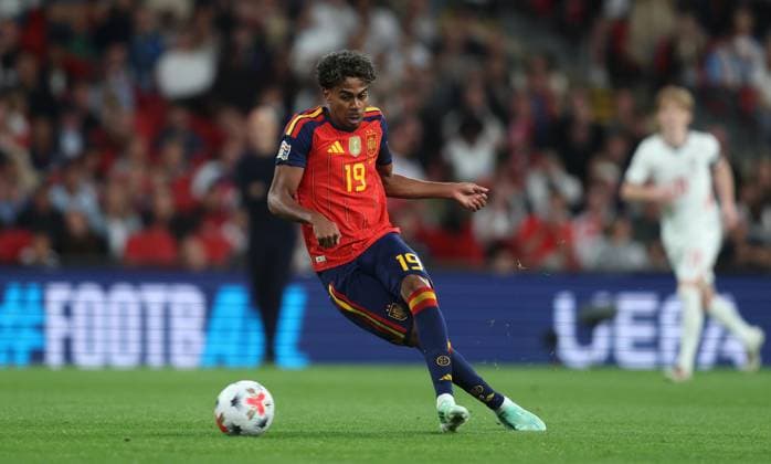 UEFA Nations League - England v Spain LONDON, ENGLAND, SEPTEMBER 26: Lamine Yamal of Spain national team, Nationalteam on the ball during The UEFA Nations League Group Stage match in Group C3 between England v Spain at Wembley Stadium, London, England, on September 26. (Photo by Daniel Weir) London Wembley Stadium England Copyright: xDanielxWeir SportsxPressxPhotox Sportspressphoto_SPR240419