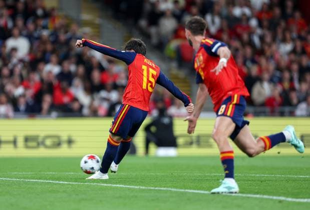 Ãlex Baena (15) of Spain scores his team s 2nd goal to make the score 2-2 England v Spain, UEFA Nations League 2026 27 Group A3, Football, Wembley Stadium, London, UK, 26 09 2026 - 26 Sep 2026London Wembley Stadium England United Kingdom  Copyright: xHanc WiredxPhotos Shutterstockx 17171296bq