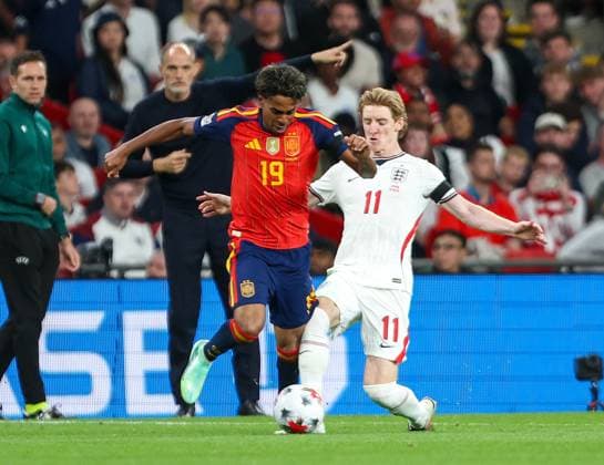 Lamine Yamal of Spain gets away from Athony Gordon of England England v Spain, UEFA Nations League 2026 27 Group A3, Football, Wembley Stadium, London, UK, 26 09 2026 - 26 Sep 2026London Wembley Stadium England United Kingdom  Copyright: xHanc WiredxPhotos Shutterstockx 17171296bt