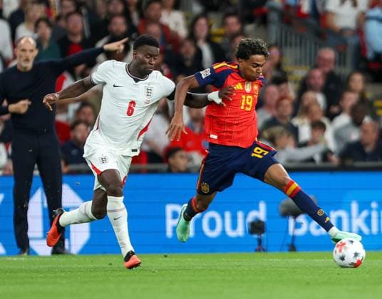 Lamine Yamal of Spain gets away from Marc GuÃ hi of England England v Spain, UEFA Nations League 2026 27 Group A3, Football, Wembley Stadium, London, UK, 26 09 2026 - 26 Sep 2026London Wembley Stadium England United Kingdom  Copyright: xHanc WiredxPhotos Shutterstockx 17171296bu