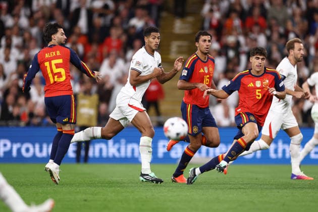 England gegen Spanien, 26. September 2026, London, UEFA Nations League: England gegen Spanien – Alex Baena, Rodri und Pau Cubarsi aus Spanien umringen Jude Bellingham aus England. Foto: Jacques Feeney, Offside, London, Großbritannien  Copyright: xJacquesxFeeneyx xOffsidexOffside