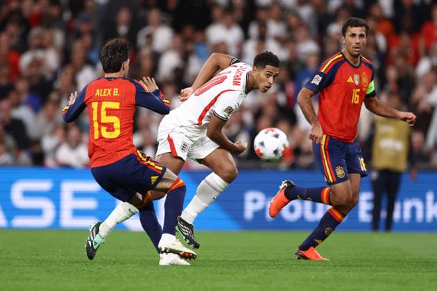 England gegen Spanien, 26. September 2026, London, UEFA Nations League: England gegen Spanien – Alex Baena und Rodri aus Spanien umringen Jude Bellingham aus England. Foto: Jacques Feeney, Offside, London, Großbritannien  Copyright: xJacquesxFeeneyx xOffsidexOffside