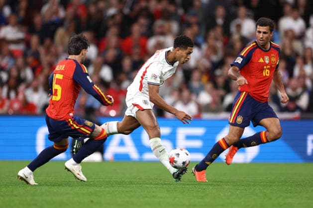 England gegen Spanien, 26. September 2026, London, UEFA Nations League: England gegen Spanien – Alex Baena und Rodri aus Spanien umringen Jude Bellingham aus England. Foto: Jacques Feeney, Offside, London, Großbritannien  Copyright: xJacquesxFeeneyx xOffsidexOffside