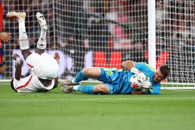 England gegen Spanien, 26. September 2026, London – UEFA Nations League: England gegen Spanien. Bukayo Saka aus England stürzt kopfüber zu Boden, während Unai Simon aus Spanien einen Schuss pariert. Foto: Jacques Feeney – Abseits, London, Großbritannien  Copyright: xJacquesxFeeneyx xOffsidexOffside