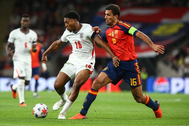 LONDON, ENGLAND, SEPTEMBER 26: Myles Lewis-Skelly of England (L) on the ball vies with Rodri of Spain (R) during a UEFA Nations League Group 3 match between England and Spain at the Wembley Stadium on September 26, 2026 in London, England. (Photo by Zach Forster Sports Press Photo) Copyright: xZachxForster SportsxPressxPhotox Sportspressphoto_SPR240425