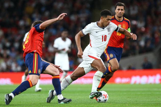 LONDON, ENGLAND, SEPTEMBER 26: Aymeric Laporte of Spain (L) attempts to tackle Jude Bellingham of England (R) on the ball during a UEFA Nations League Group 3 match between England and Spain at the Wembley Stadium on September 26, 2026 in London, England. (Photo by Zach Forster Sports Press Photo) Copyright: xZachxForster SportsxPressxPhotox Sportspressphoto_SPR240426